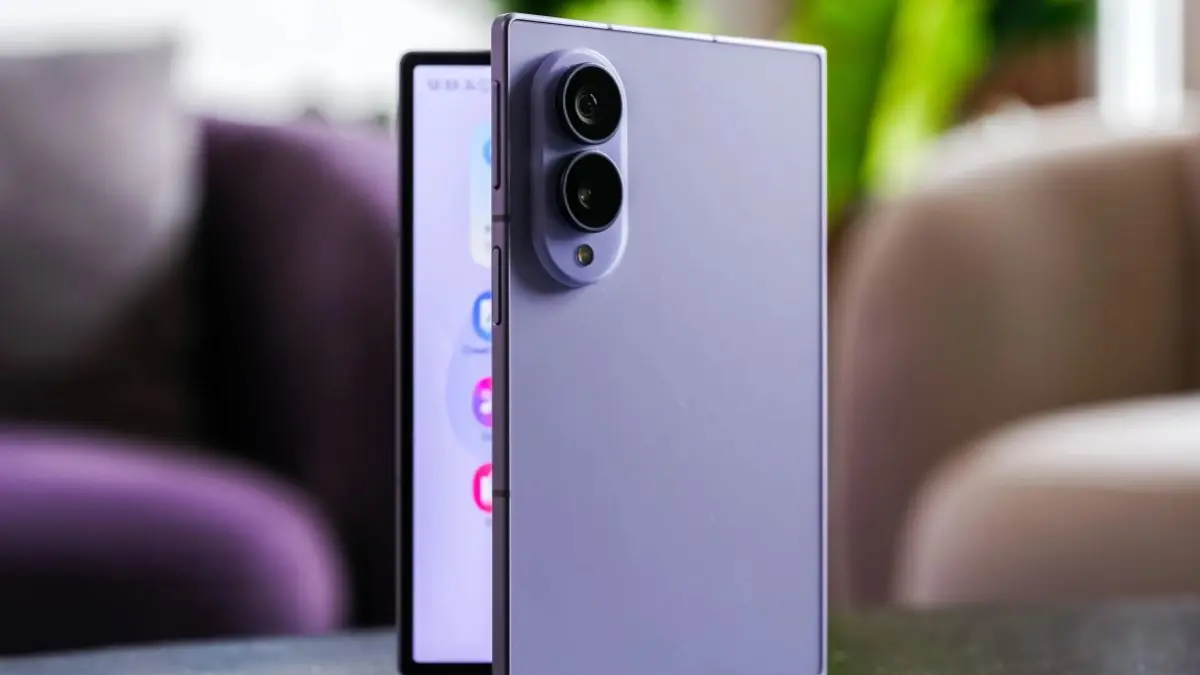 Samsung Galaxy Z Fold 8 dibekali spesifikasi unggul di kelasnya. (THE VERGE)