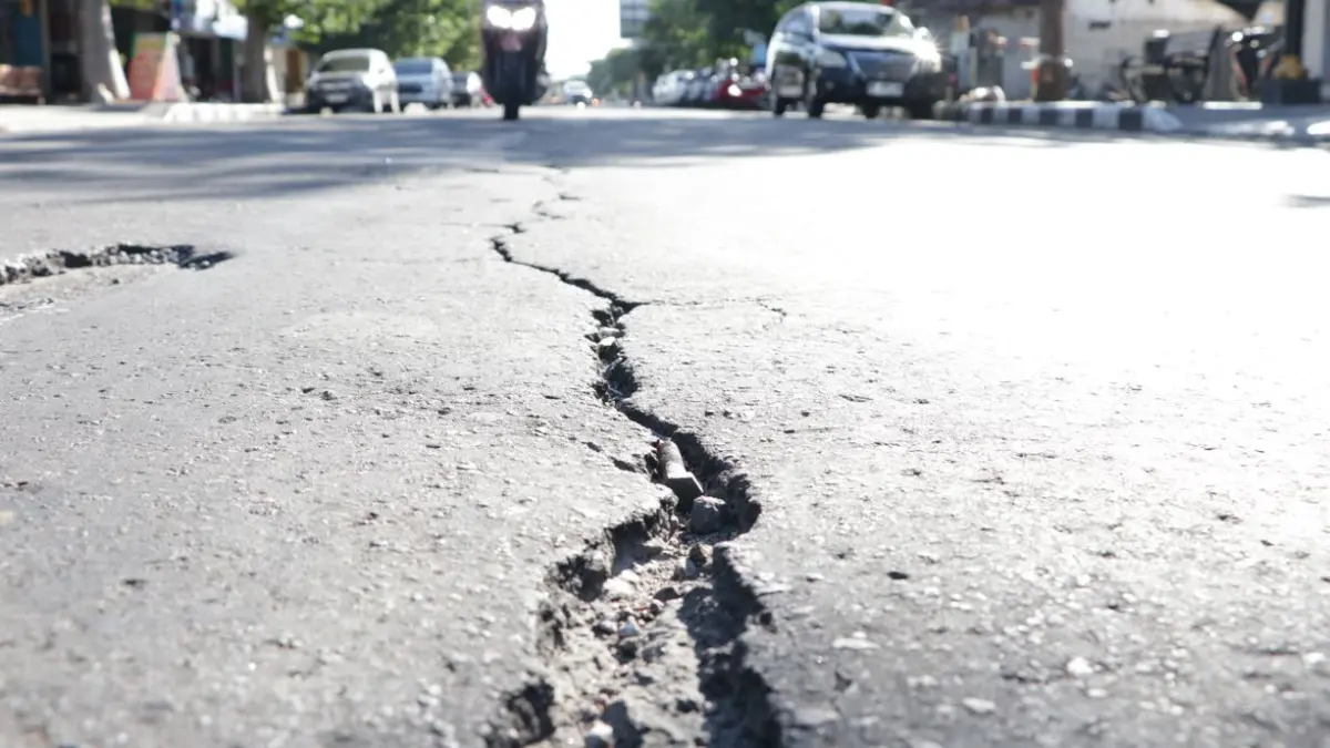 Sejumlah ruas jalan di Ponorogo mengalami kerusakan, termasuk di wilayah perkotaan. (SUGENG DWI/RADAR MADIUN)