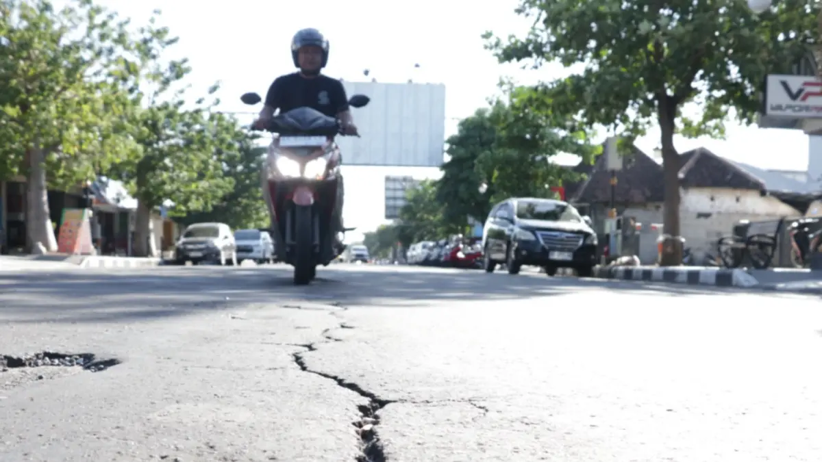 TUNGGU PERBAIKAN: Sejumlah ruas jalan rusak di Kabupaten Ponorogo masih menanti perbaikan. SUGENG DWI N/RADAR PONOROGO