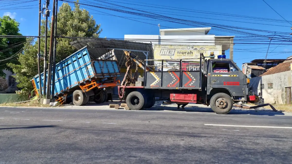 KECELAKAAN TUNGGAL: Truk yang baru dibeli dari Cilacap mengalami kecelakaan di Jalan Ponorogo–Solo, Kecamatan Sukorejo. SUGENG DWI N/RADAR PONOROGO