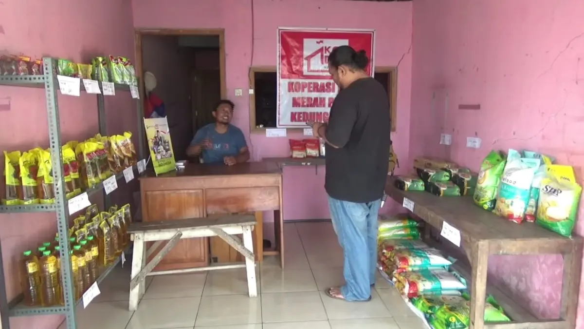 LAYANI WARGA: Kios sementara Koperasi Desa Merah Putih (KDMP) Desa Kedungputri, Kecamatan Paron, mulai beroperasi. ASEP SYAEFUL/RADAR NGAWI