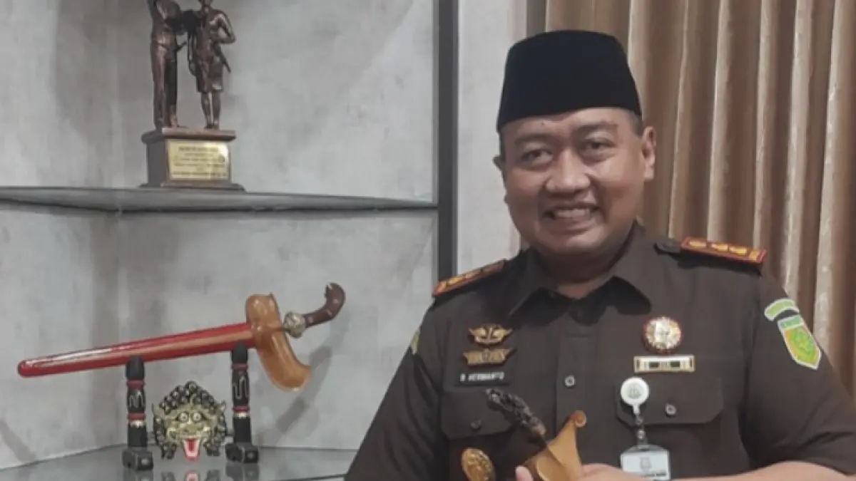 LESTARIKAN BUDAYA: Kepala Kejaksaan Negeri Ngawi B Hermanto menunjukkan salah satu koleksi keris miliknya.