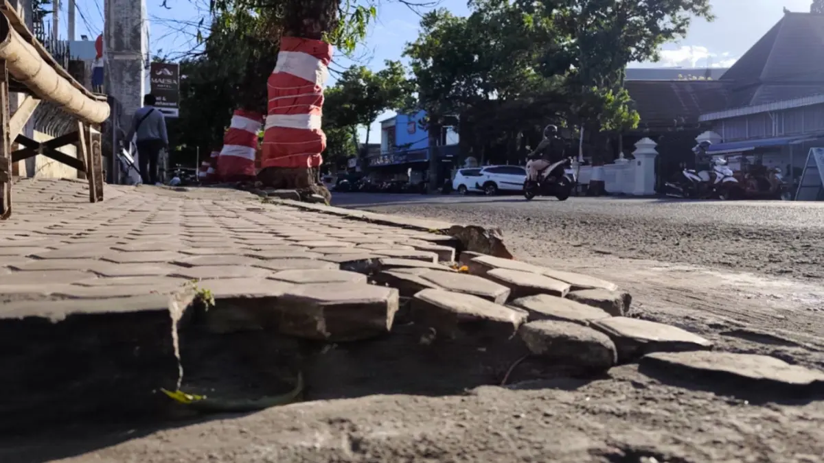 PERCANTIK KOTA: DPUPKP Ponorogo mengusulkan revitalisasi pedestrian Jalan Ahmad Dahlan pada 2027. SUGENG DWI N/RADAR PONOROGO