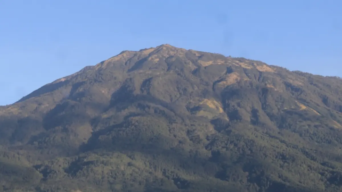 SIAGA KARHUTLA: Berbagai instansi memperkuat kesiapsiagaan menghadapi potensi kebakaran hutan dan lahan di kawasan Gunung Lawu. AJI PUTRA/RADAR MAGETAN