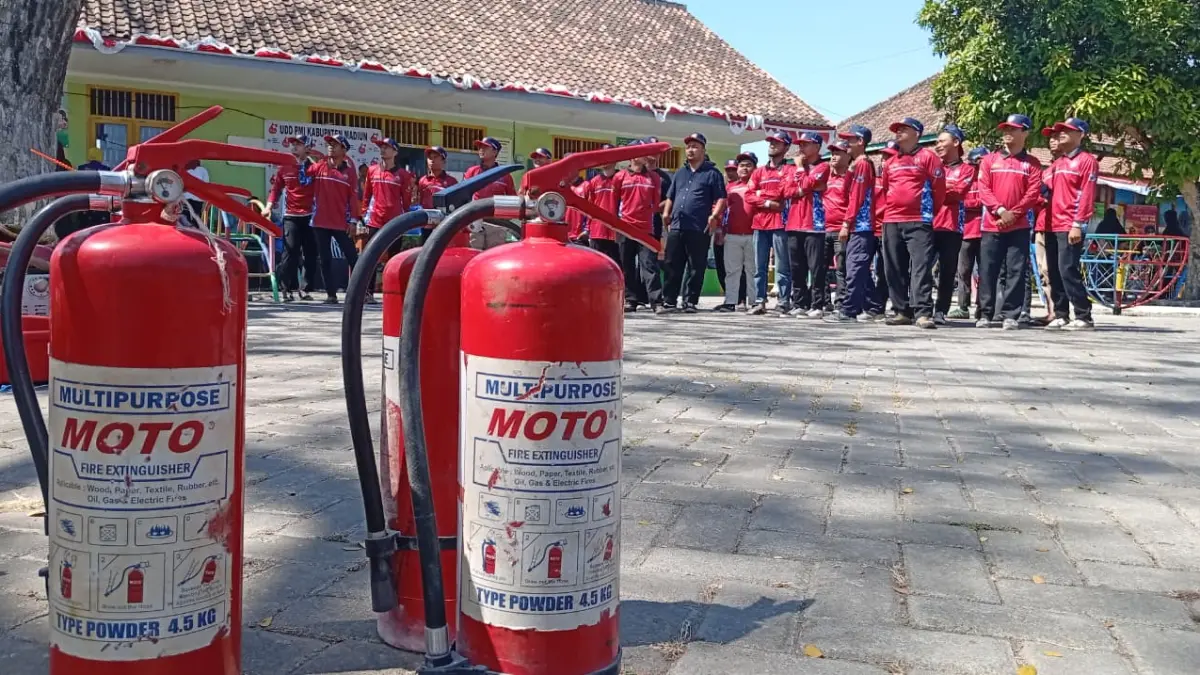 SIAP SIAGA: Puluhan peserta mengikuti pembinaan Relawan Pemadam Kebakaran (Redkar) di Desa Dempelan, Kecamatan Madiun. DIAN RAHAYU/RADAR MADIUN