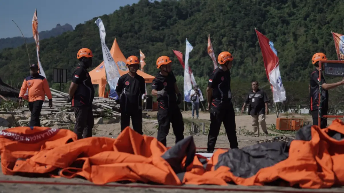 TINGKATKAN KESIAPSIAGAAN: Personel BPBD Pacitan mengikuti pelatihan water rescue sebagai upaya meningkatkan kemampuan penanganan bencana. NUR CAHYONO/RADAR PACITAN