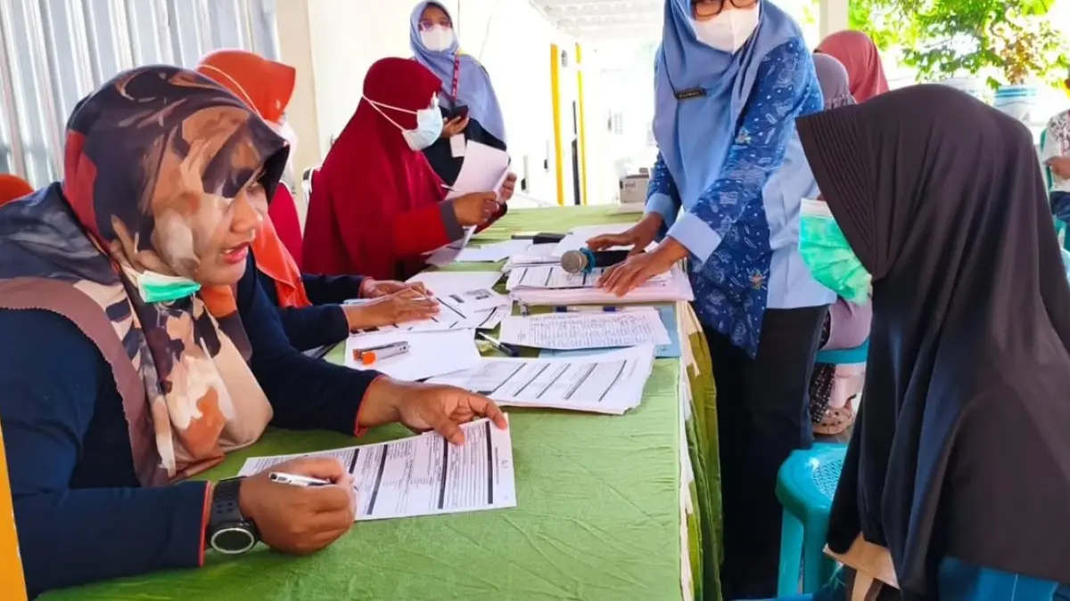DETEKSI DINI: Petugas melakukan skrining tuberkulosis (TBC) menggunakan layanan rontgen portabel keliling di salah satu puskesmas di Kabupaten Magetan. AJI PUTRA/RADAR MAGETAN