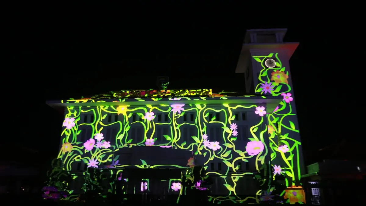 SENI RUANG: Pengunjung menikmati pertunjukan video mapping di Balai Kota Madiun dan pameran digital art installation di rubanah Pahlawan Street Center (PSC) dalam Festival Padhang Mbranang yang digelar hingga 26 Juli. BAGAS BIMANTARA/RADAR MADIUN