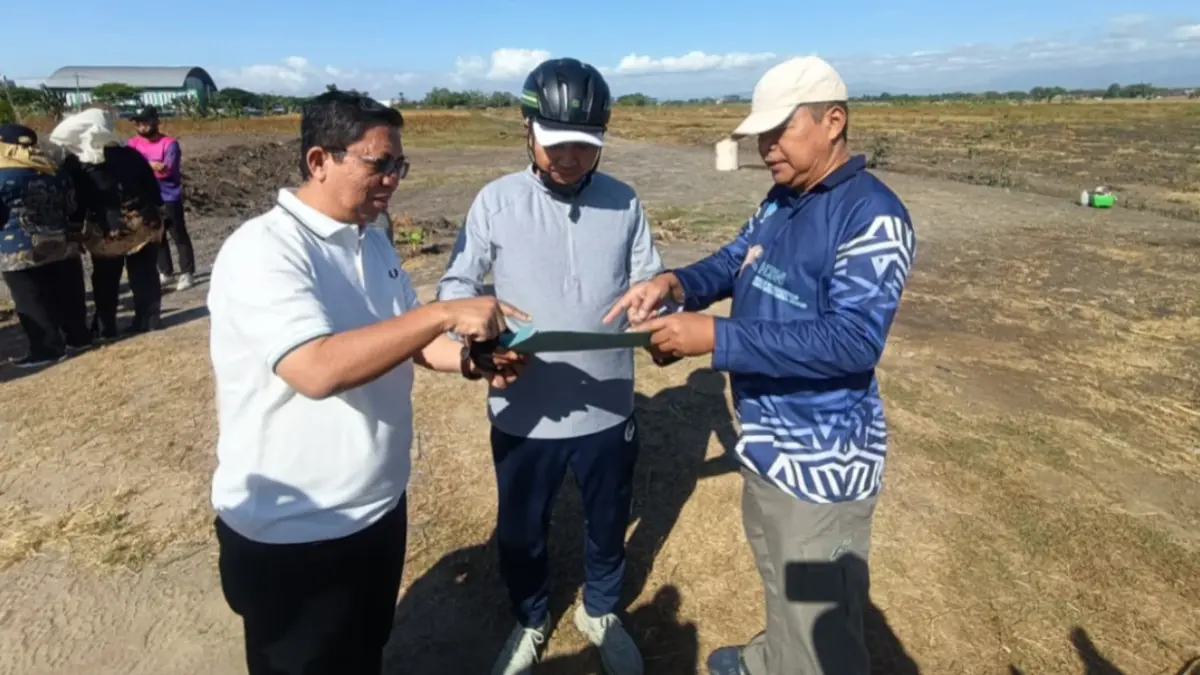 TINJAU LOKASI: Plt Wali Kota Madiun F Bagus Panuntun bersama jajaran meninjau calon lahan Sekolah Rakyat di Kelurahan Nambangan Lor. 