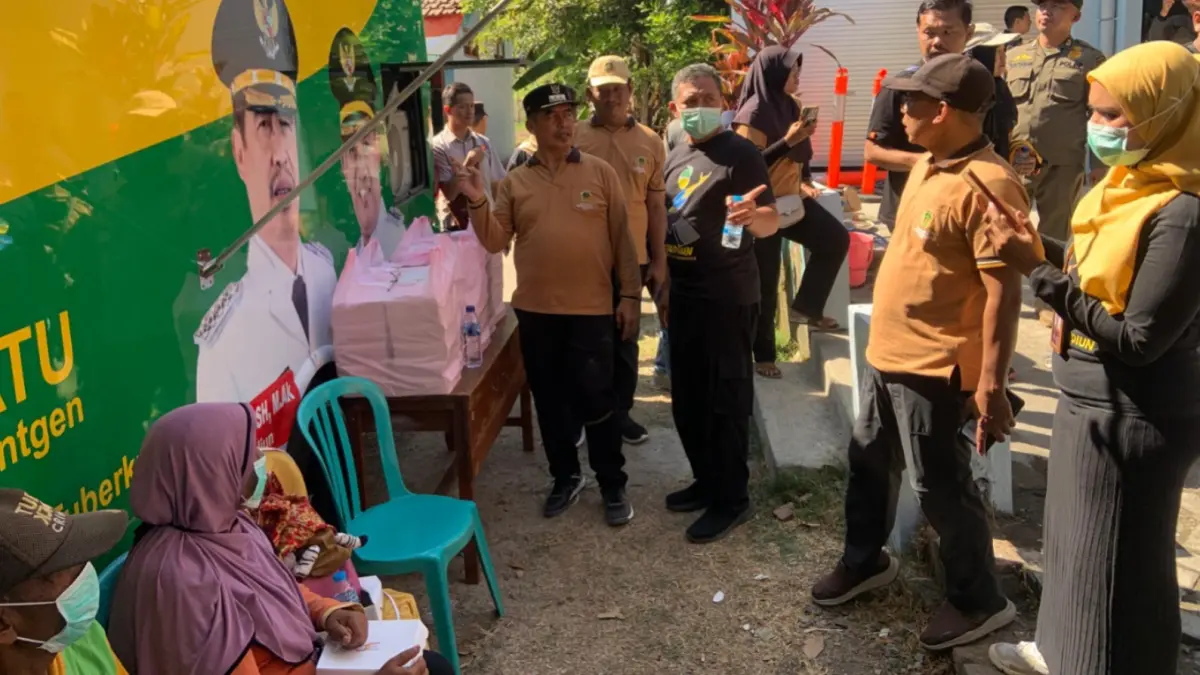 DETEKSI DINI: Warga mengantre mengikuti layanan pemeriksaan rontgen paru gratis menggunakan Mobil Rontgen Keliling Si Ratu milik Dinkes Kabupaten Madiun.