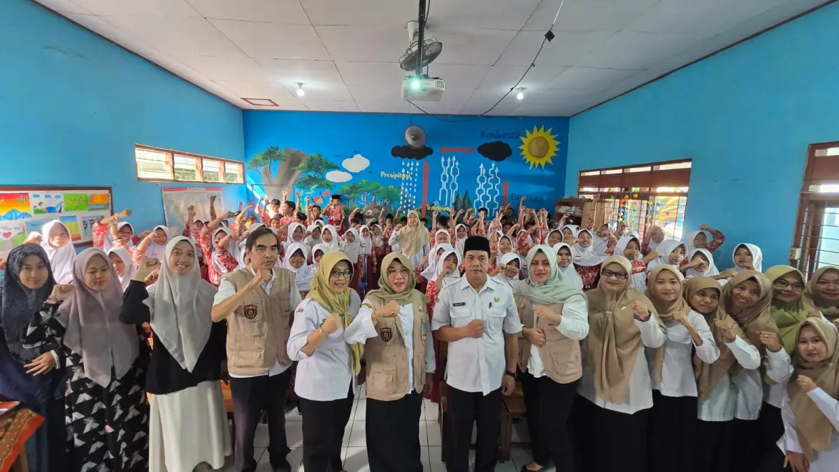 EDUKASI KESEHATAN: Petugas Dinas Kesehatan Ngawi memberikan edukasi kepada siswa SDN Macanan 01 Jogorogo tentang cara memilih jajanan yang aman dan sehat.