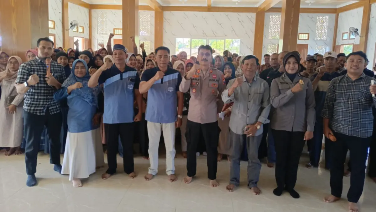 EDUKASI KESELAMATAN: Personel Polsek Geneng memberikan sosialisasi tertib berlalu lintas kepada orang tua dan wali murid.