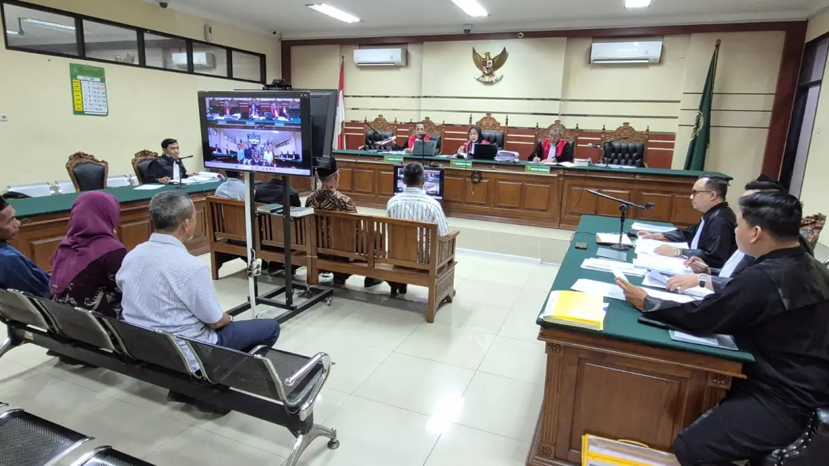 LANJUTKAN SIDANG: Sidang dugaan korupsi pengelolaan tanah kas Desa Jenangan digelar di Pengadilan Tipikor Surabaya.