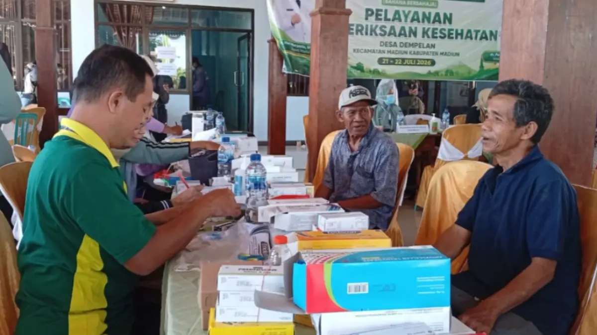 LAYANAN JEMPUT BOLA: Petugas Dinas Kesehatan Kabupaten Madiun memberikan pelayanan Pemeriksaan Kesehatan Gratis (PKG) kepada warga. DIAN RAHAYU/RADAR MADIUN
