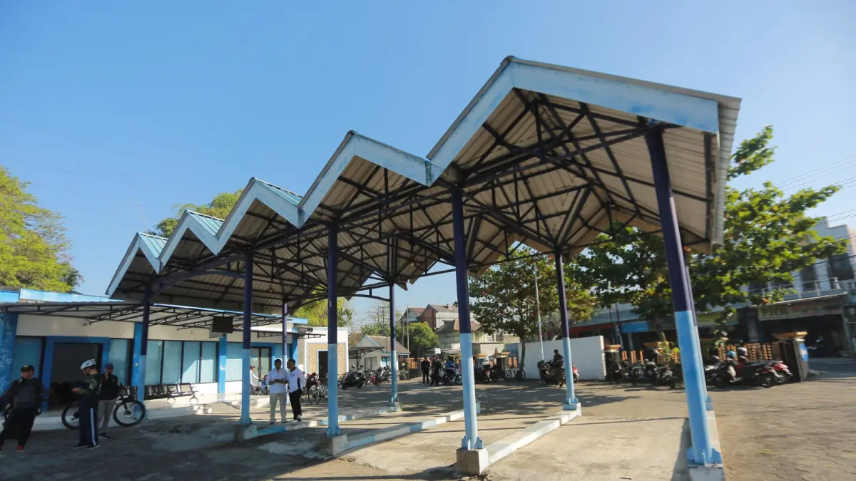 OPTIMALKAN ASET: Plt Wali Kota Madiun F. Bagus Panuntun meninjau Terminal Tipe C Manisrejo yang akan ditata ulang menjadi ruang publik sekaligus pusat aktivitas dan penggerak ekonomi masyarakat. BAGAS BIMANTARA/RADAR MADIUN