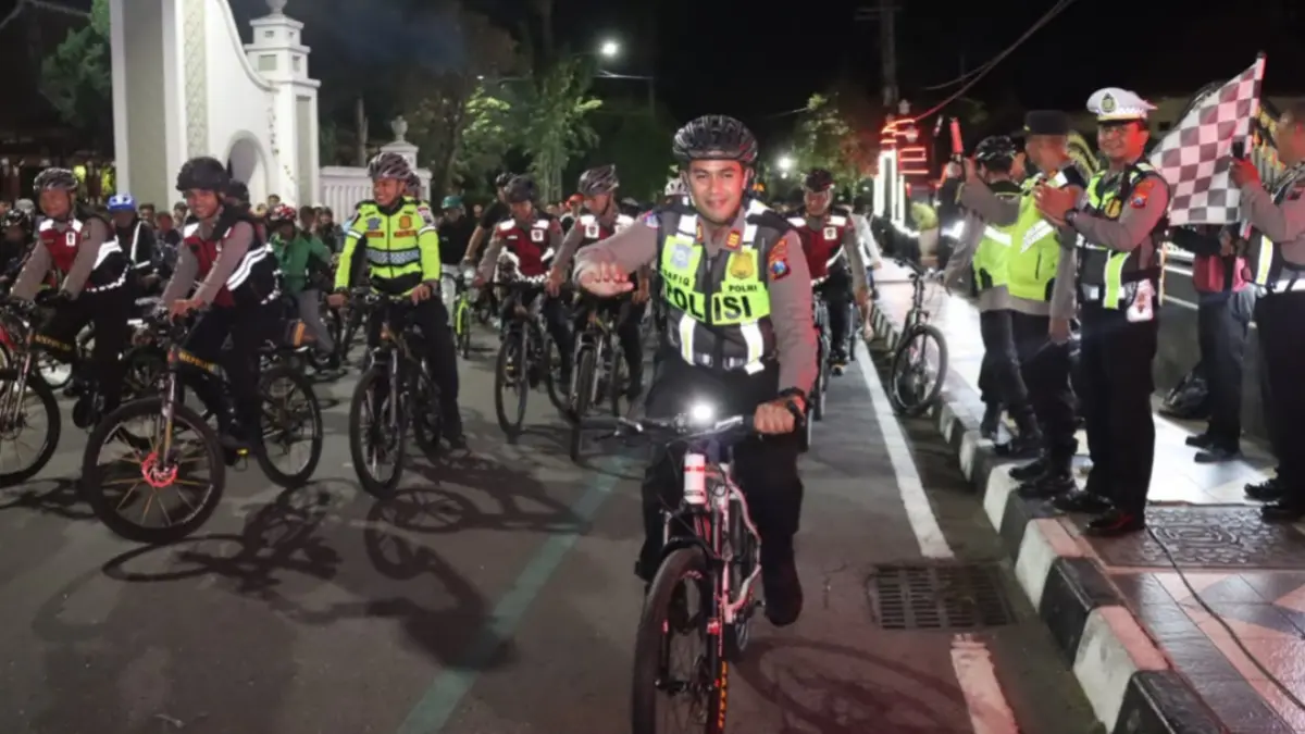 PATROLI HUMANIS: Personel Polres Magetan bersama Komunitas Gowes Malam berpatroli menyusuri sejumlah ruas jalan di wilayah perkotaan.