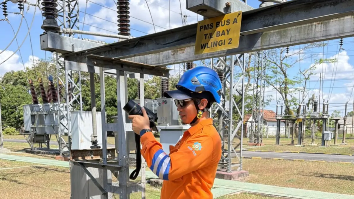 PLN UPT Madiun mengerahkan tim PDKB untuk melakukan assessment jaringan transmisi SUTT 70 kV Blitar Baru-Tulungagung menggunakan drone guna menjaga keandalan pasokan listrik.