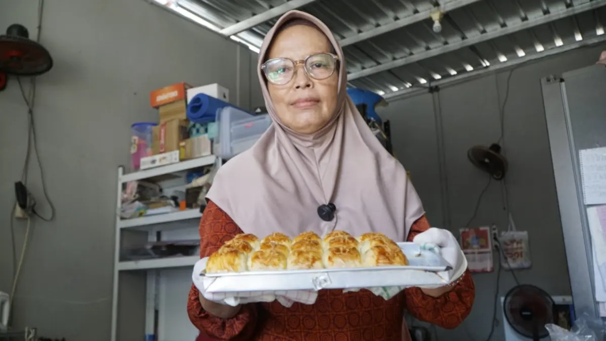 PRODUK RUMAHAN: Etti Hermiati menunjukkan bolen pisang produksi Dapur Minul di Kota Madiun. OKTA NUR WAHYU/RADAR MADIUN