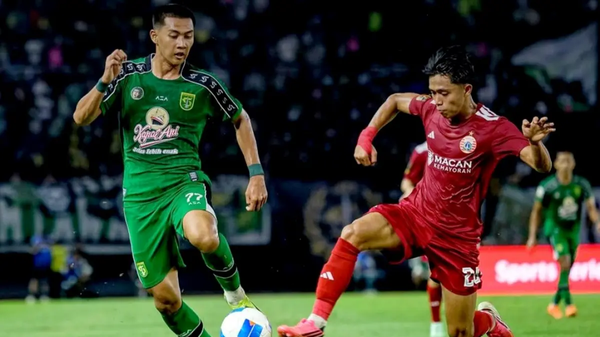 SENGIT: Striker Persebaya Malik Risaldi dihadang pemain Persija dalam laga perdana Piala Presiden 2026, Minggu (26/7) malam. (IG: officialpersebaya)