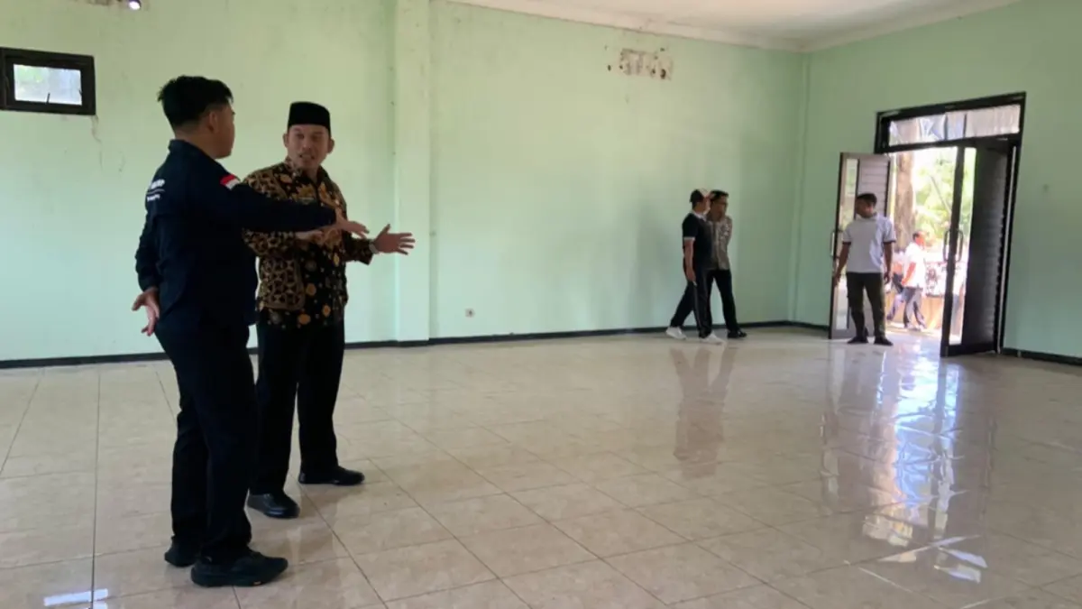 SIAP DIREVITALISASI: Sekda Kabupaten Madiun Sigit Budiarto meninjau bangunan eks Kantor Satpol PP di kawasan Puspem Caruban yang akan diubah menjadi co-working space sekaligus pusat promosi produk unggulan dan UMKM Kabupaten Madiun.
