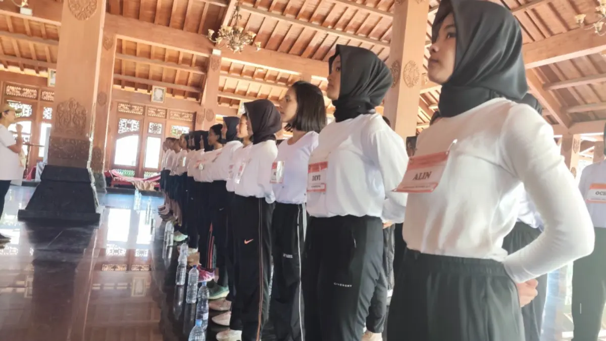 TEMPA DISIPLIN: Calon anggota Paskibraka Kabupaten Ponorogo mengikuti pemusatan latihan di kawasan Pendapa Pemkab Ponorogo. SUGENG DWI N/RADAR PONOROGO