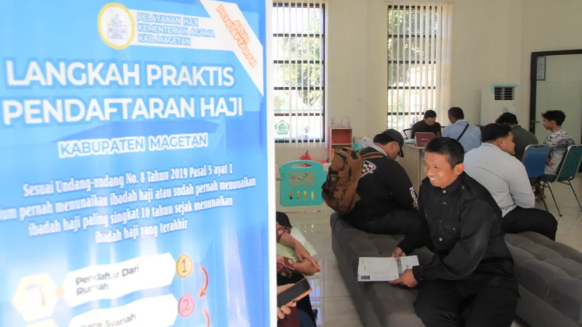 VERIFIKASI DATA: Calon jemaah haji berkonsultasi dengan petugas Kementerian Haji dan Umrah Kabupaten Magetan. AJI PUTRA/RADAR MAGETAN
