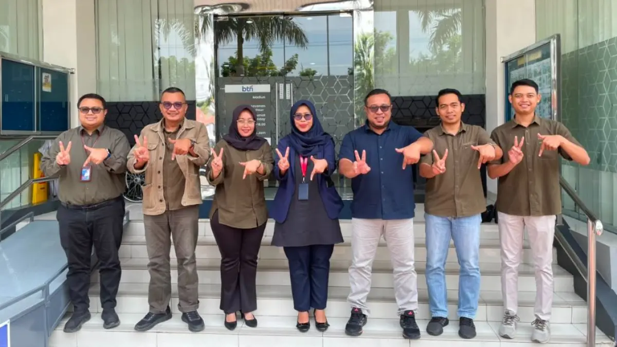 Direktur Jawa Pos Radar Madiun Ockta Prana Lagawira dan manajemen berfoto bersama Pinca BTN Madiun Endang Kusmiati beserta jajarannya.