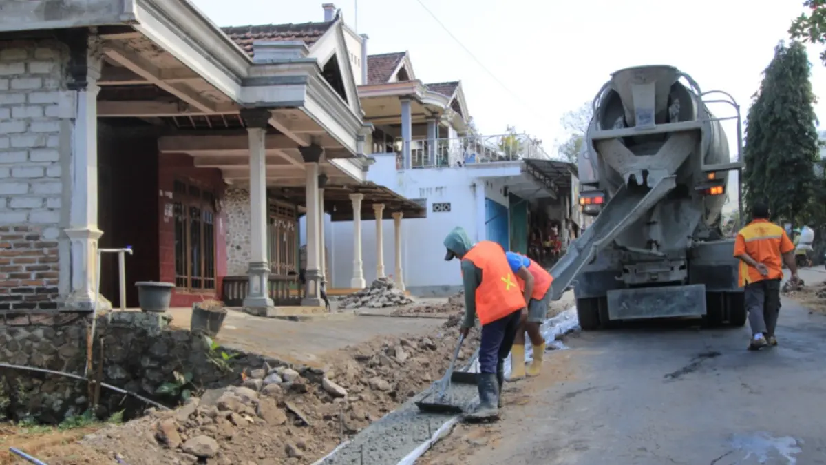 KEBUT PEMBANGUNAN: Pekerja menyelesaikan proyek peningkatan infrastruktur jalan di Kabupaten Magetan. AJI PUTRA/RADAR MAGETAN
