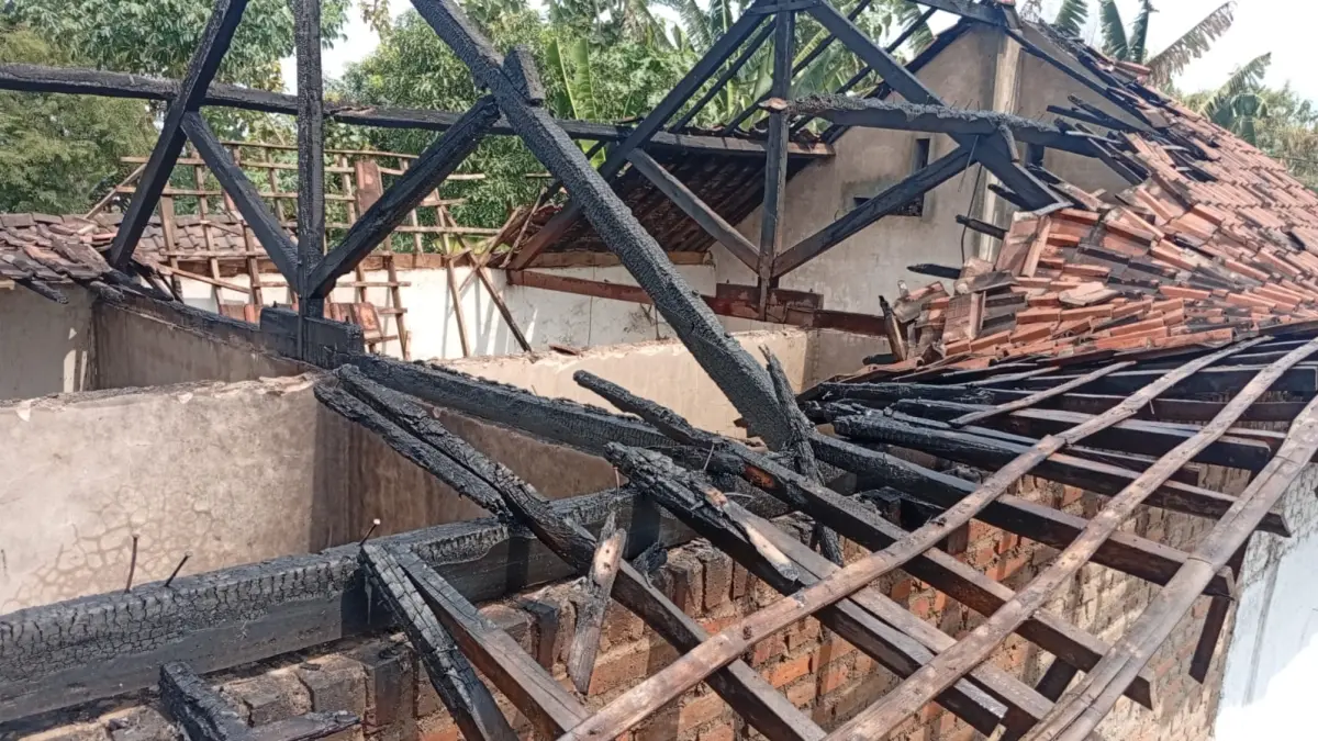 LUDES TERBAKAR: Kondisi rumah milik Sukadi di Desa Mlilir, Kecamatan Dolopo, setelah dilalap api. DIAN RAHAYU/RADAR MADIUN