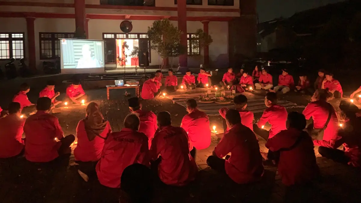 Pengurus dan kader PDIP Kabupaten Madiun memperingati 30 tahun peristiwa Kudatuli dengan menyalakan lilin dan doa bersama.