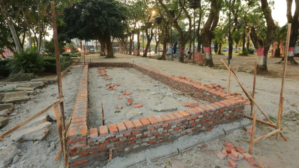 PERCANTIK KAWASAN: Pekerja melakukan revitalisasi planter dan paving di Alun-Alun Kota Madiun. BAGAS BIMANTARA/RADAR MADIUN