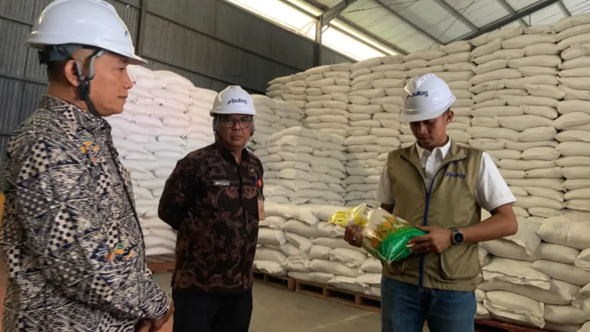 SIAPKAN VARIAN BARU: Petugas memeriksa kualitas beras SPHP. Bulog tengah menggodok rencana peluncuran SPHP Premium bersama Bapanas. DOK RADAR MADIUN