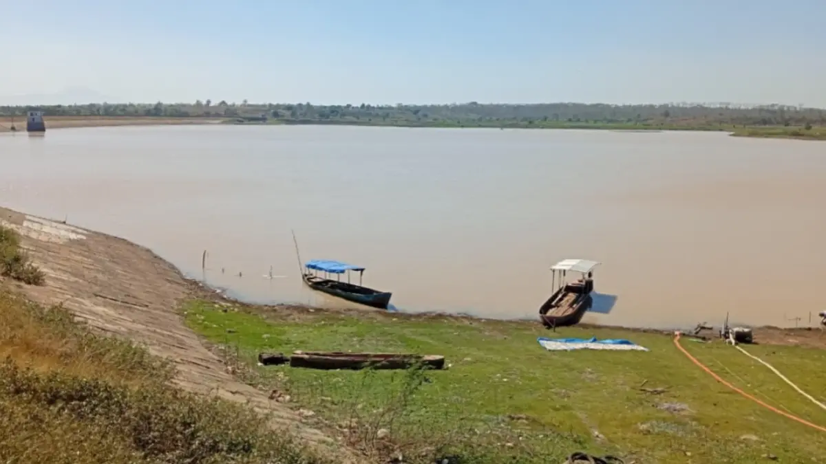 SUSUT SAAT KEMARAU: Kondisi Waduk Dawuhan di Kecamatan Wonoasri yang mengalami penurunan volume air selama musim kemarau. DIAN RAHAYU/RADAR MADIUN
