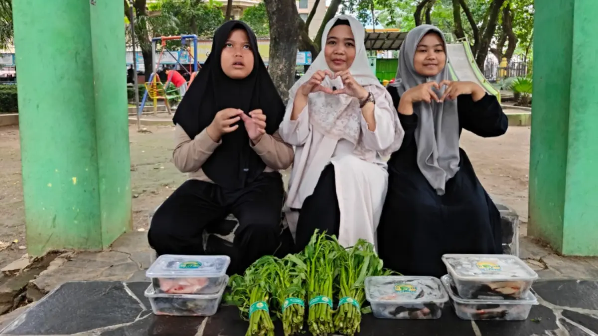 TEMPA KEMANDIRIAN: Siswa SLB A Aisyiyah Ponorogo mengikuti praktik budidaya ikan lele dan tanaman hortikultura. SUGENG DWI N/RADAR PONOROGO