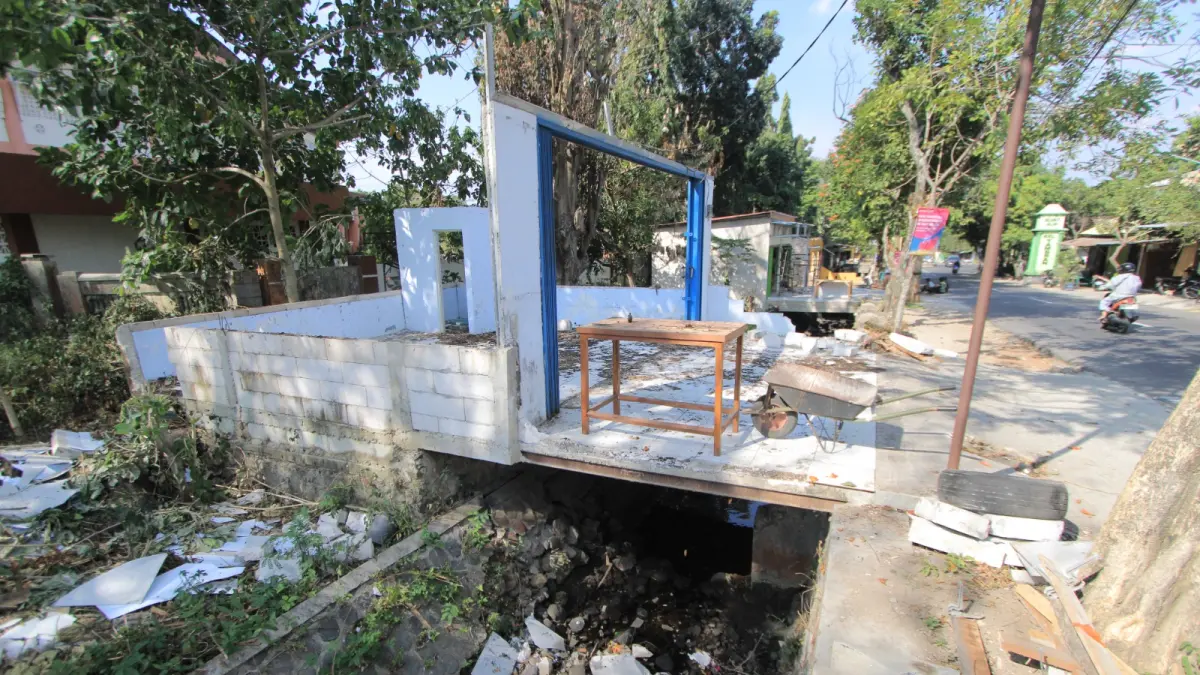 TERTIBKAN BANGUNAN: Warga membongkar bangunan liar di atas saluran irigasi Tambran, Kelurahan Mangkujayan, Kabupaten Magetan. AJI PUTRA/RADAR MAGETAN