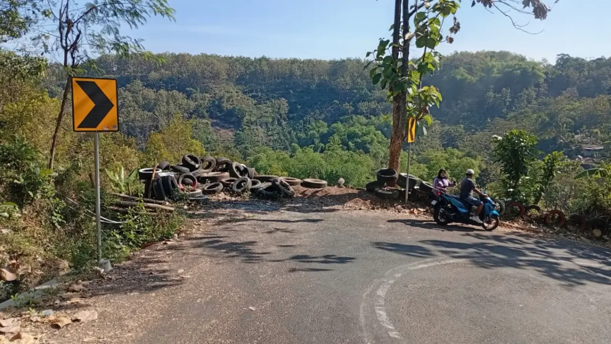 TITIK RAWAN LAKA: Kondisi tikungan tajam di Desa Segulung, Kecamatan Dagangan, yang minim pagar pengaman. DIAN RAHAYU/RADAR MADIUN