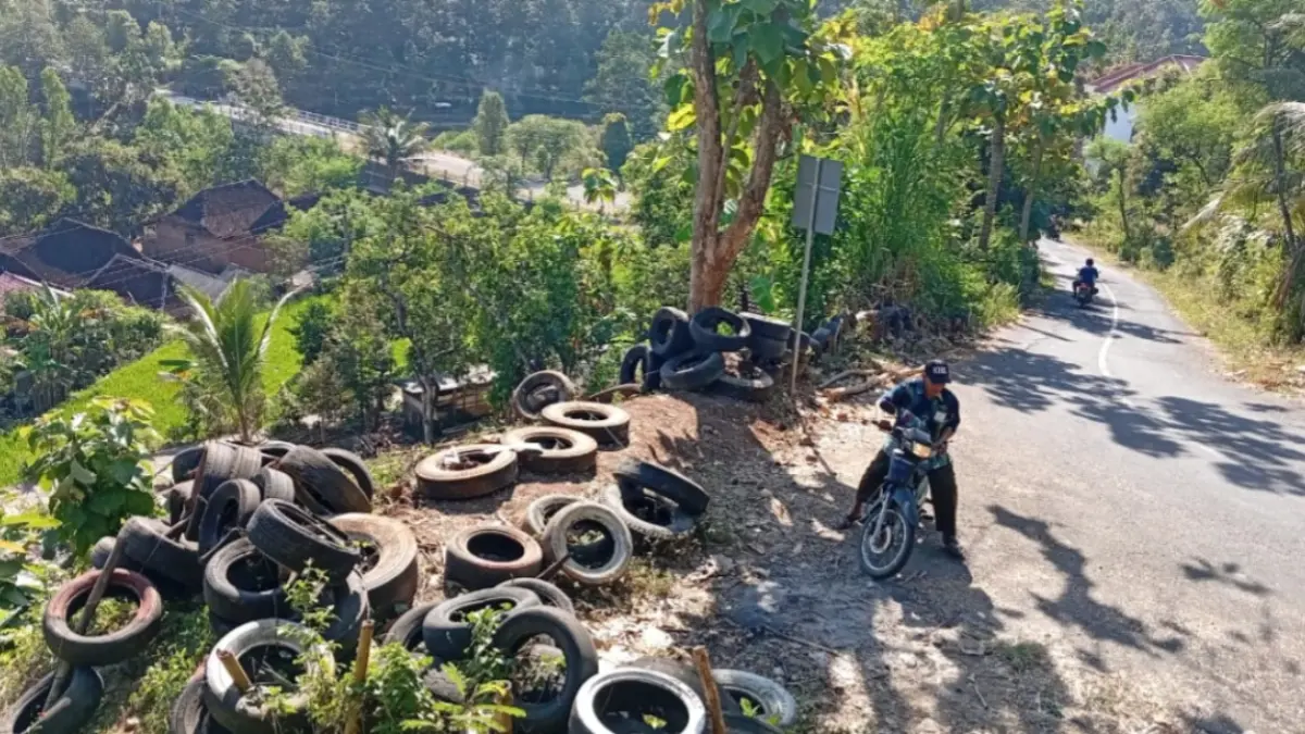 TITIK RAWAN LAKA: Kondisi tikungan tajam di Desa Segulung, Kecamatan Dagangan, yang minim pagar pengaman. DOK RADAR MADIUN
