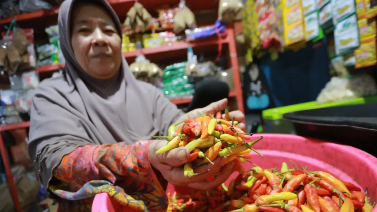 WASPADAI INFLASI: Ilustrasi komoditas cabai di pasar tradisional. BAGAS BIMANTARA/RADAR MADIUN