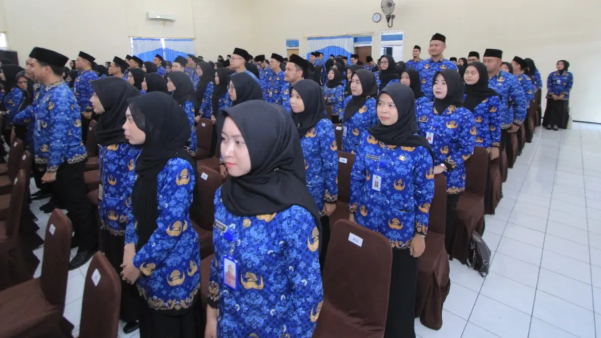 AMBIL SUMPAH: Bupati Magetan Nanik Endang Rusminiarti memberikan ucapan selamat kepada para PNS yang baru diambil sumpah dan janji jabatan di Gedung KORPRI Magetan. AJI PUTRA/RADAR MAGETAN