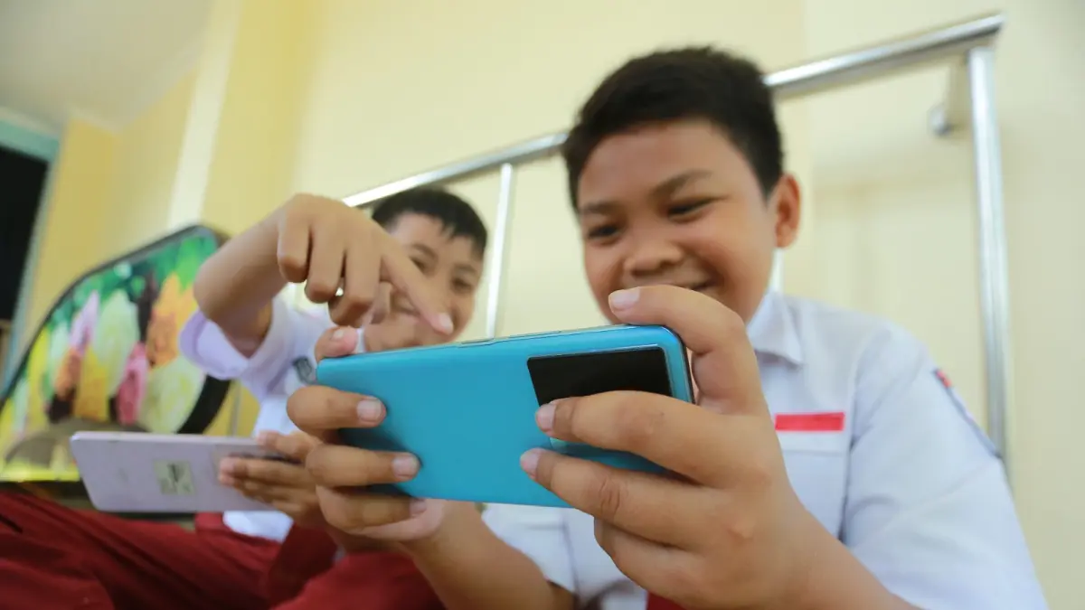 BATASI PENGGUNAAN GAWAI: Pemkot Madiun mengimbau anak-anak tidak menggunakan telepon seluler pada pukul 18.00–21.00 WIB. BAGAS BIMANTARA/RADAR MADIUN