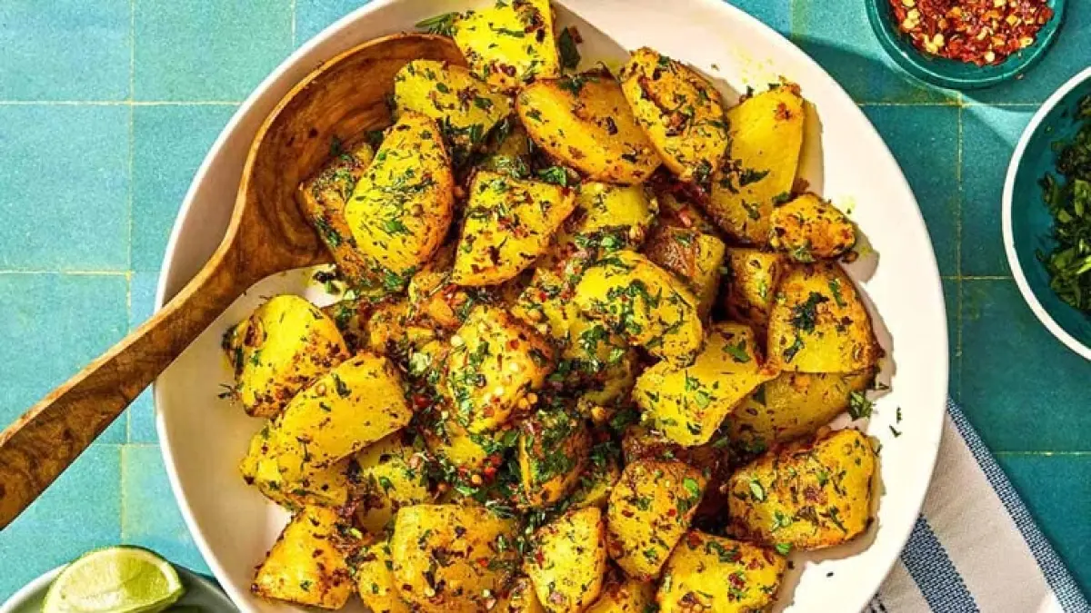 Batata Harra adalah kentang pedas khas Lebanon dengan bawang putih, cabai, ketumbar, dan lemon.