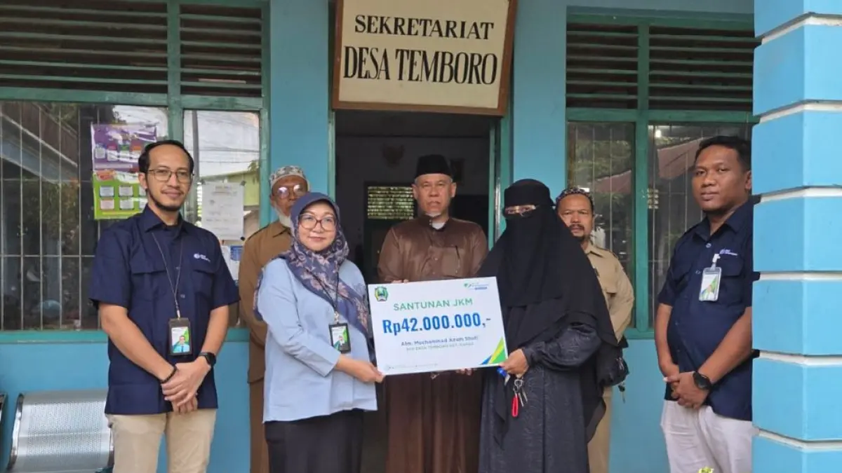 BPJS Ketenagakerjaan menyerahkan santunan Jaminan Kematian (JKM) senilai Rp42 juta kepada ahli waris anggota BPD Temboro, Magetan, pada Selasa (28/7).