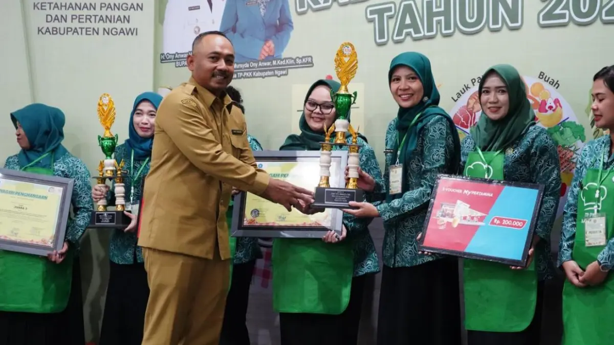 Bupati Ngawi Ony Anwar Harsono menyerahkan piala kepada TP PKK Desa Kedunggalar dalam lomba Cipta Menu B2SA tahun 2026 mewakili Kecamatan Kedunggalar. (TP PKK DESA KEDUNGGALAR)