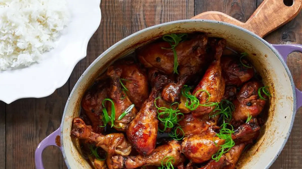 Chicken Adobo merupakan hidangan khas Filipina dengan perpaduan kecap asin, cuka, dan bawang putih. 