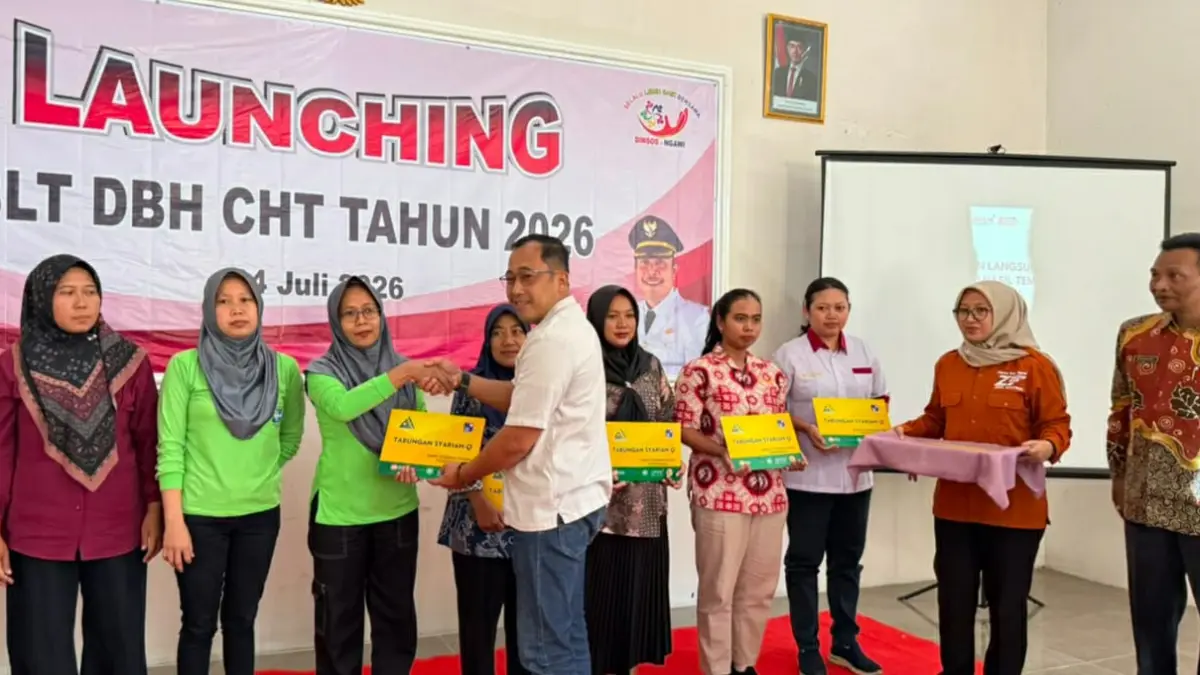 Direktur PT BPR Syariah Ngawi Perseroda menyerahkan bantuan DBH CHT secara simbolis. (BPR SYARIAH NGAWI)
