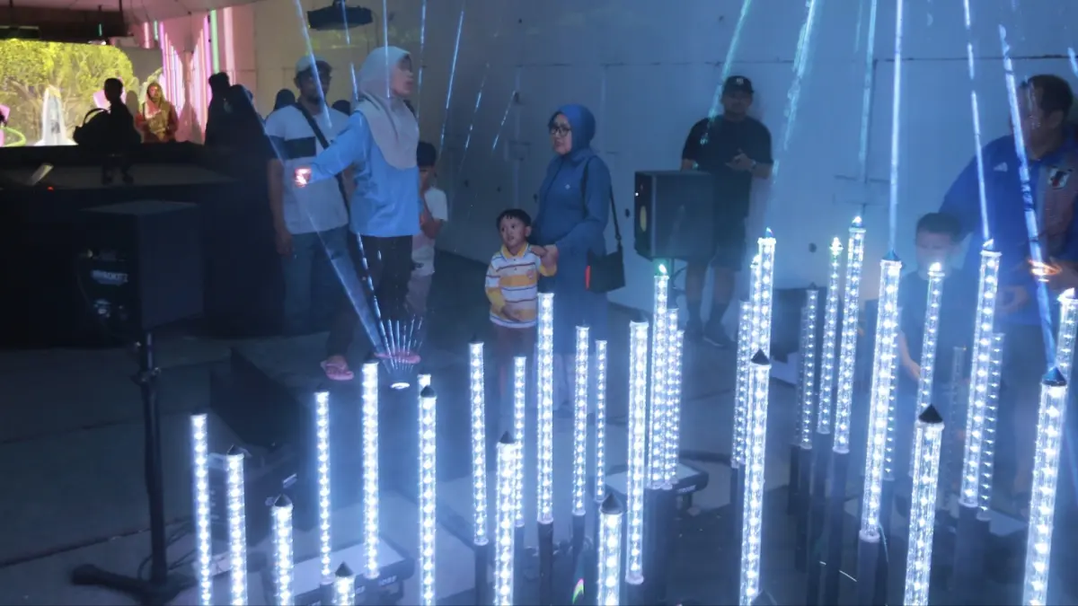 DISERBU PENGUNJUNG: Ribuan warga mengantre memasuki area rubanah di Pahlawan Street Center (PSC) untuk menikmati instalasi seni digital pada gelaran Padang Mbranang. BAGAS BIMANTARA/RADAR MADIUN