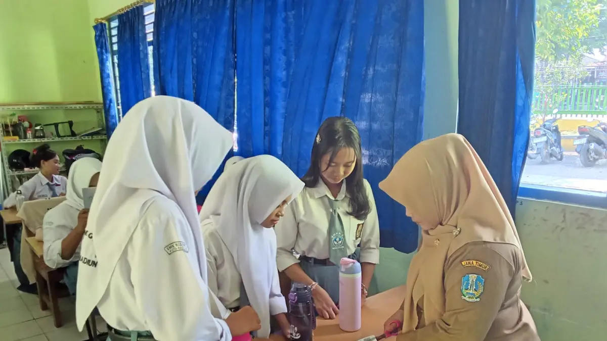 INOVASI PEMBELAJARAN: Guru SMKN 2 Madiun menunjukkan E-Tumbler Arsip, media pembelajaran berbasis QR Code yang menghubungkan siswa dengan materi kearsipan digital secara interaktif sekaligus mendukung program Green School.