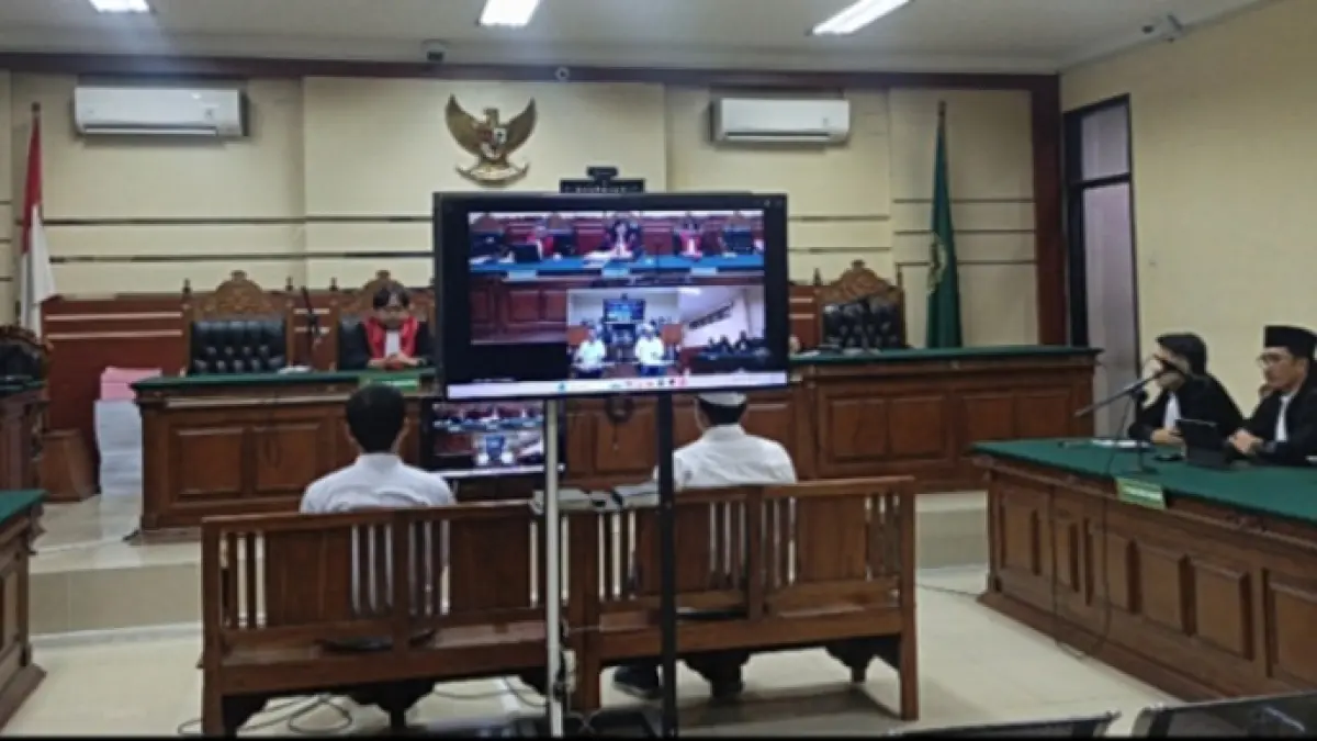 JALANI SIDANG: Dua terdakwa perkara dugaan korupsi proyek penanganan banjir Sungai Asem Gandok–Sungai Grindulu mengikuti sidang pembacaan tuntutan di Pengadilan Tipikor Surabaya. 