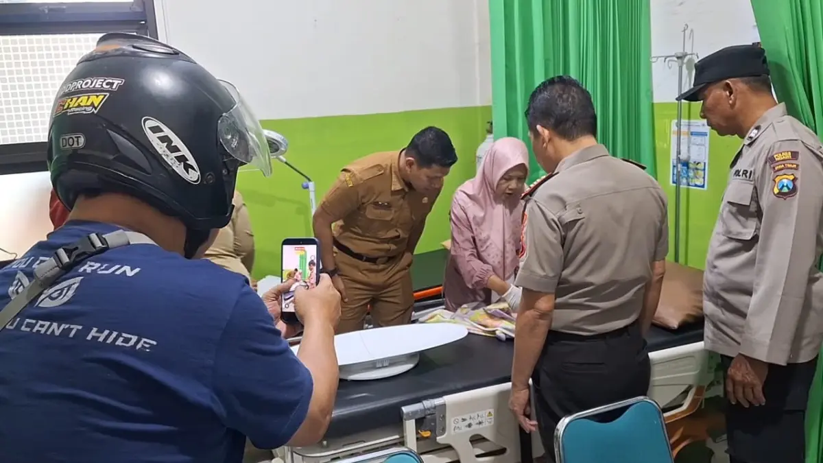 MASIH DALAM PERAWATAN: Petugas RSUD dr. Soeroto memantau kondisi bayi laki-laki yang ditemukan di dalam mobil operasional panti asuhan di Ngawi. DOK RADAR NGAWI