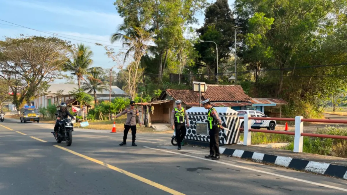 OLAH TKP: Petugas Satlantas Polres Pacitan melakukan olah tempat kejadian perkara di lokasi kecelakaan yang menewaskan seorang lansia di Jalan Ki Ageng Buwono Keling, Selasa (28/7).